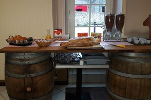 Free daily continental breakfast
