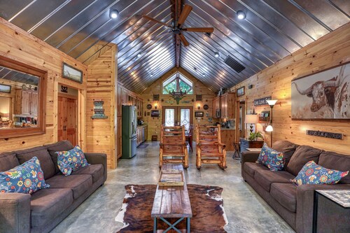 Modern Hill Country Retreat | 2 Kings • Sleeps 8