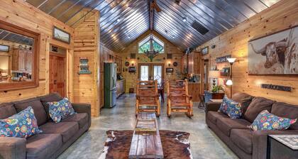 Modern Hill Country Retreat | 2 Kings • Sleeps 8