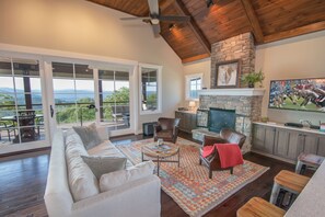 TV, fireplace, DVD player, stereo - Upscale Condo in Blue Ridge Mtn Club (Boone)