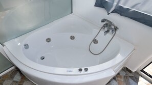 Deluxe Studio Suite | Private spa tub - Thirassia Paradise Suites (Therasia)