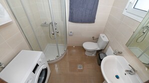 Suite studio Deluxe | Salle de bain | Douche, articles de toilette (gratuits), séchoir à cheveux, pantoufles