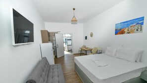 Deluxe studio suite | Luxe beddengoed, een kluis op de kamer, een bureau, geluiddichte muren