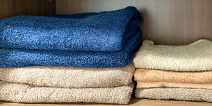 ของใช้ในห้องน้ำฟรี, ไดร์เป่าผม, รองเท้  าสวมภายในห้อง, โถสุขภัณฑ์แบบบิเดท์