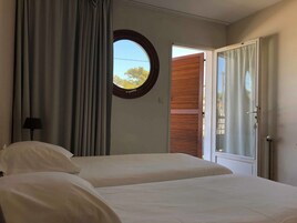 Caja de seguridad en la habitación, wifi gratis y ropa de cama