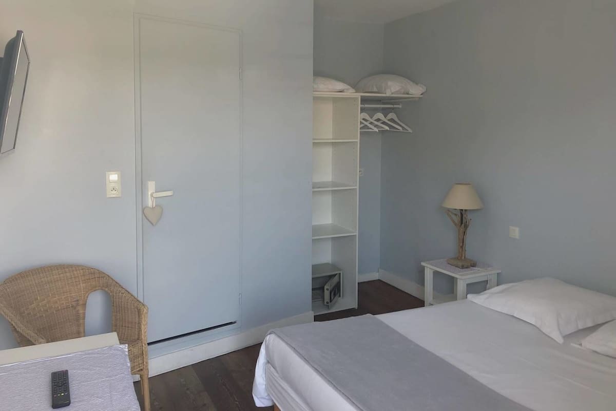 Room, 1 Double Bed, Non Smoking | In-room safe, WiFi (free), bed sheets