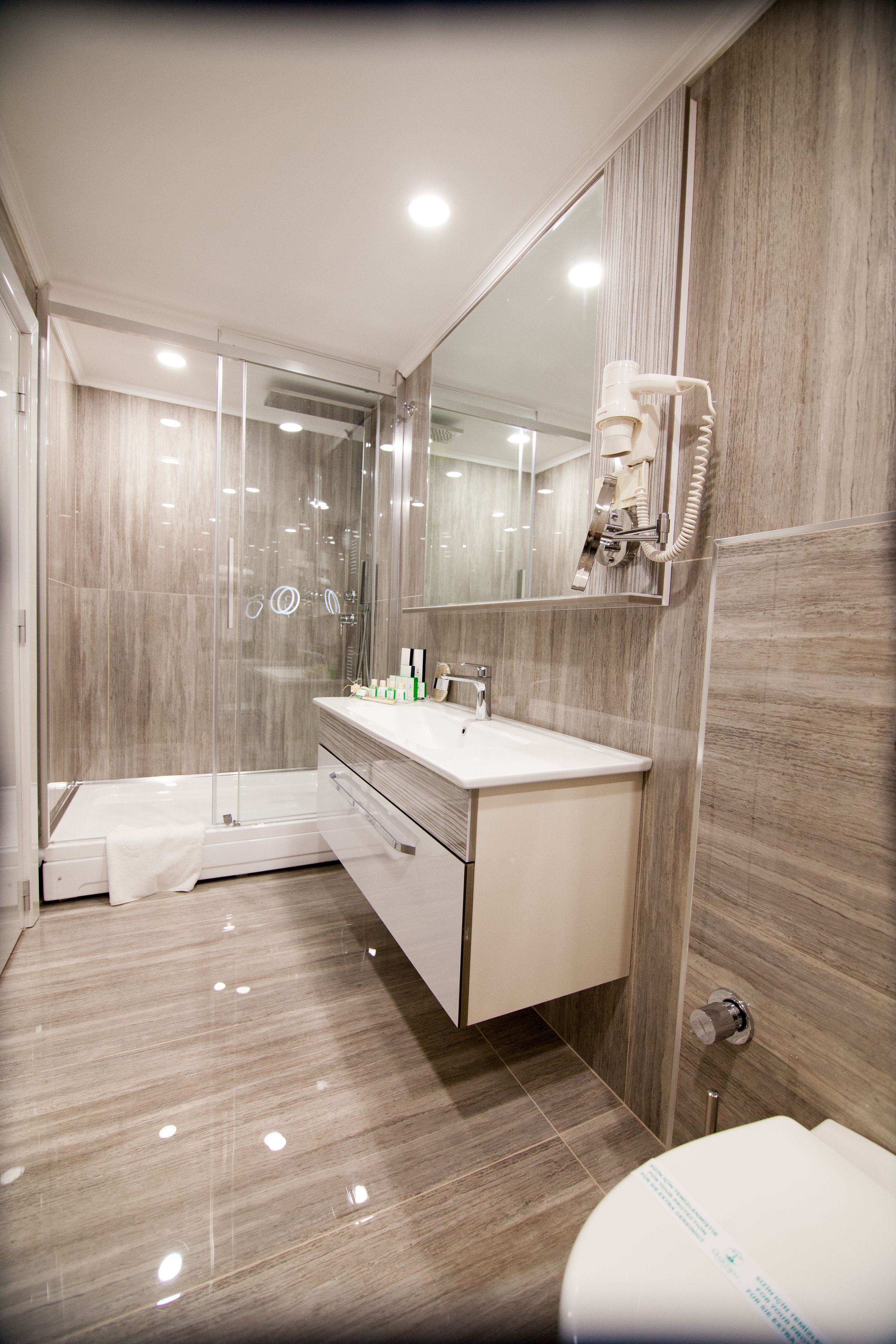 presidential suite, sea view | bathroom | shower, rainfall showerhead, free toiletries, hair dryer