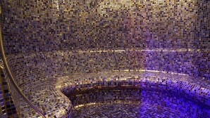 A room with a curved, mosaic-patterned wall and a reflective floor. - Tuzla Garden Hotel & Spa (Tuzla)