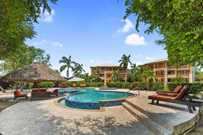 Piscine extérieure, piscine à débordement