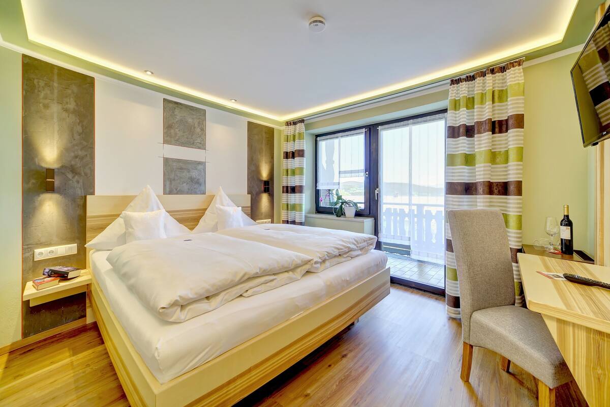 Hypo-allergenic bedding, minibar, desk, blackout curtains