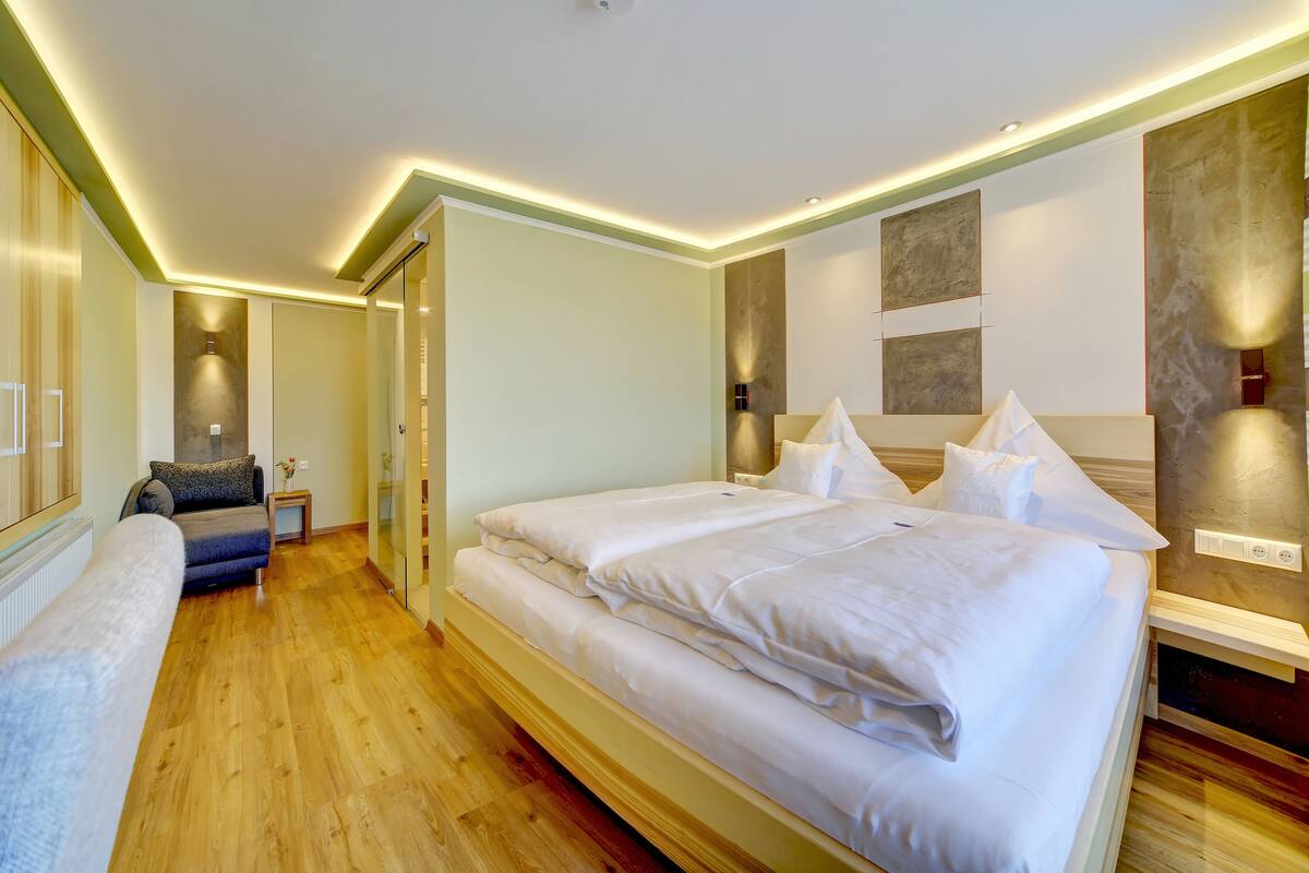 Hypo-allergenic bedding, minibar, desk, blackout curtains