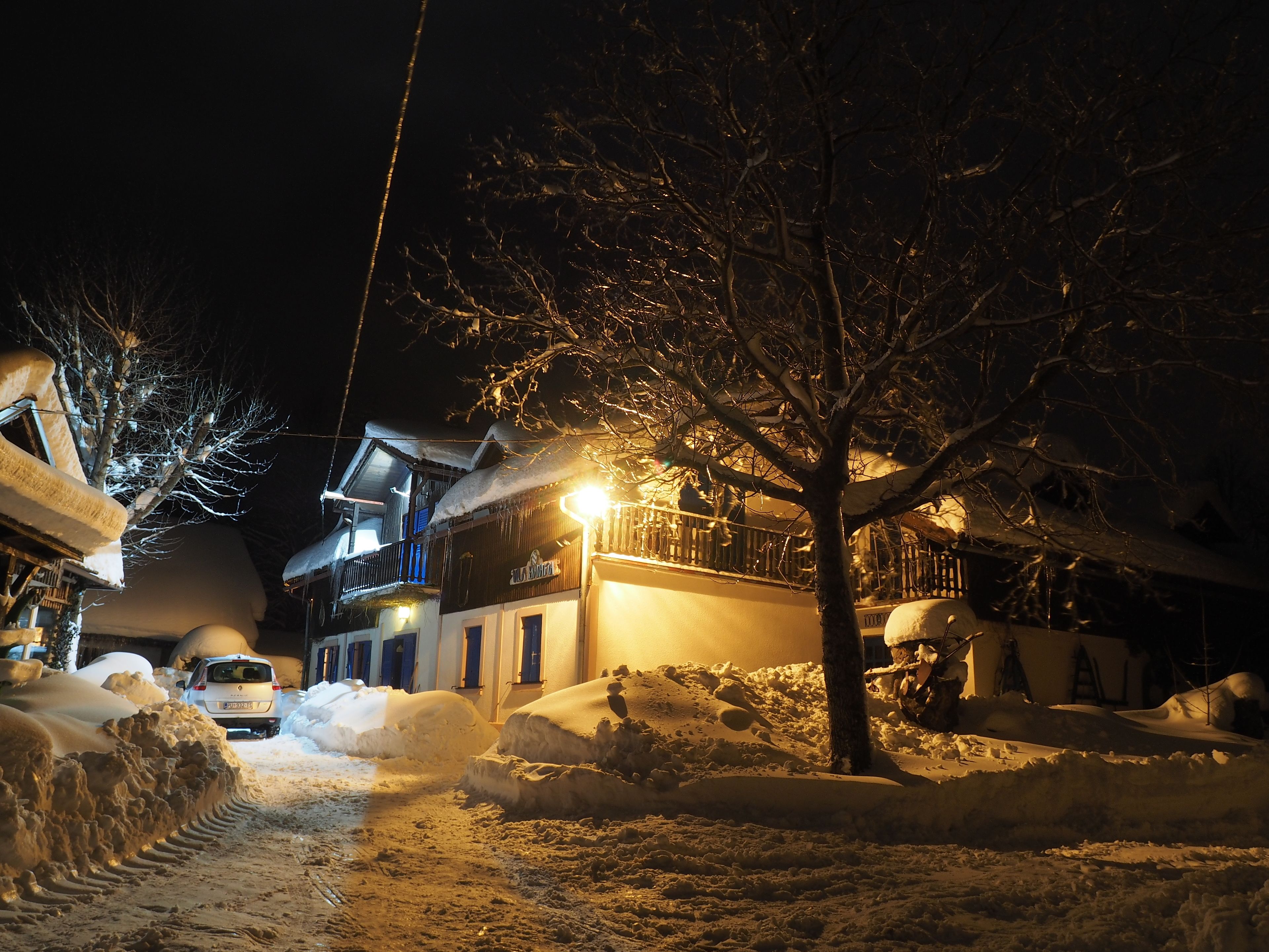 ด้านหน้าที่พัก - ตอนเย็น/กลางคืน