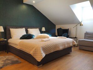 Ropa de cama de alta calidad y tabla de planchar con plancha 