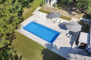 Outdoor pool, pool umbrellas, sun loungers - Guest house Sara Latin (Plaski)