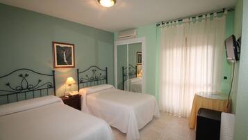 Habitación con 2 camas individuales | Escritorio, camas supletorias, wifi gratis y ropa de cama
