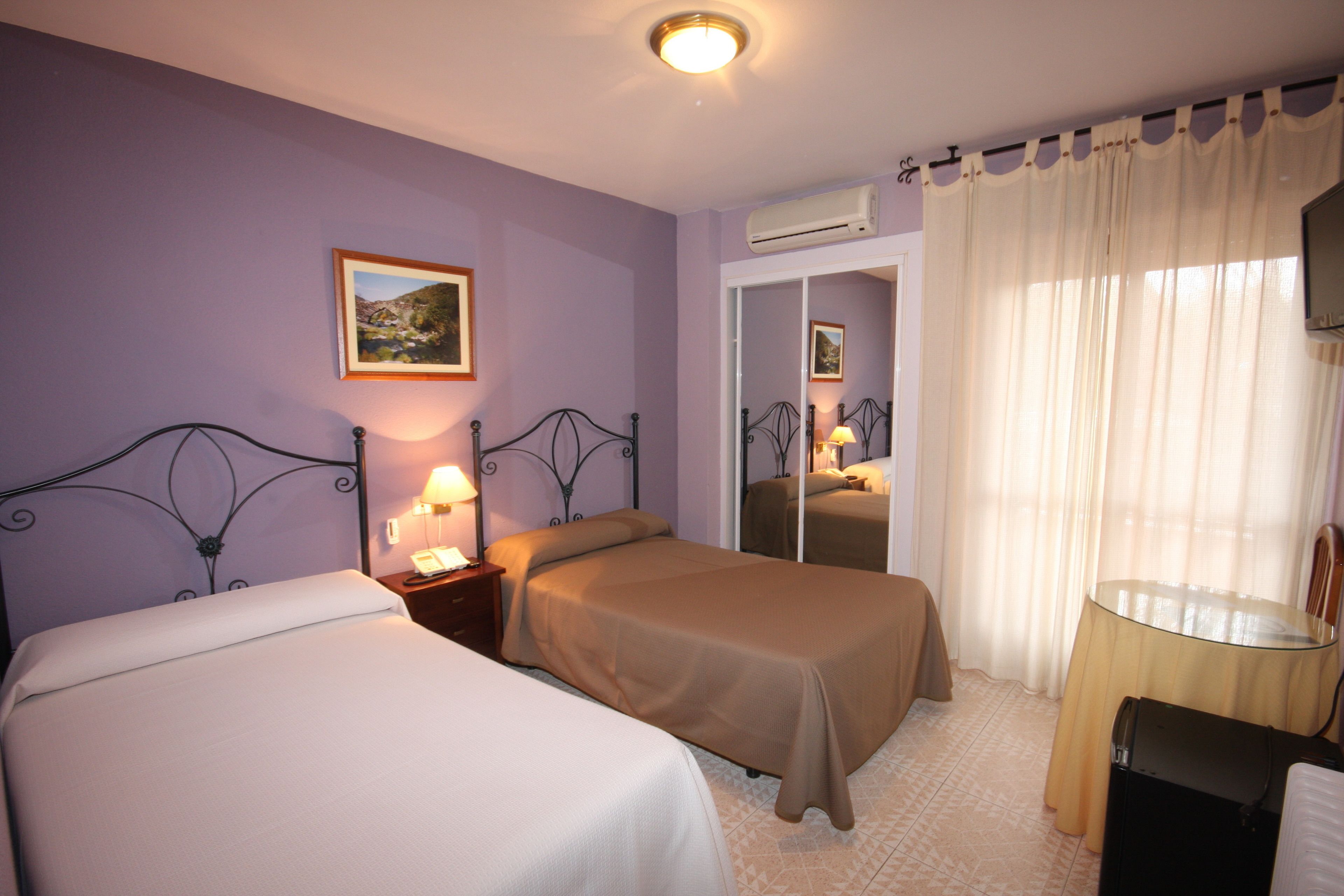 Værelse med 2 enkeltsenge | Skrivebord, ekstra senge (tillægsgebyr), gratis Wi-Fi, sengetøj