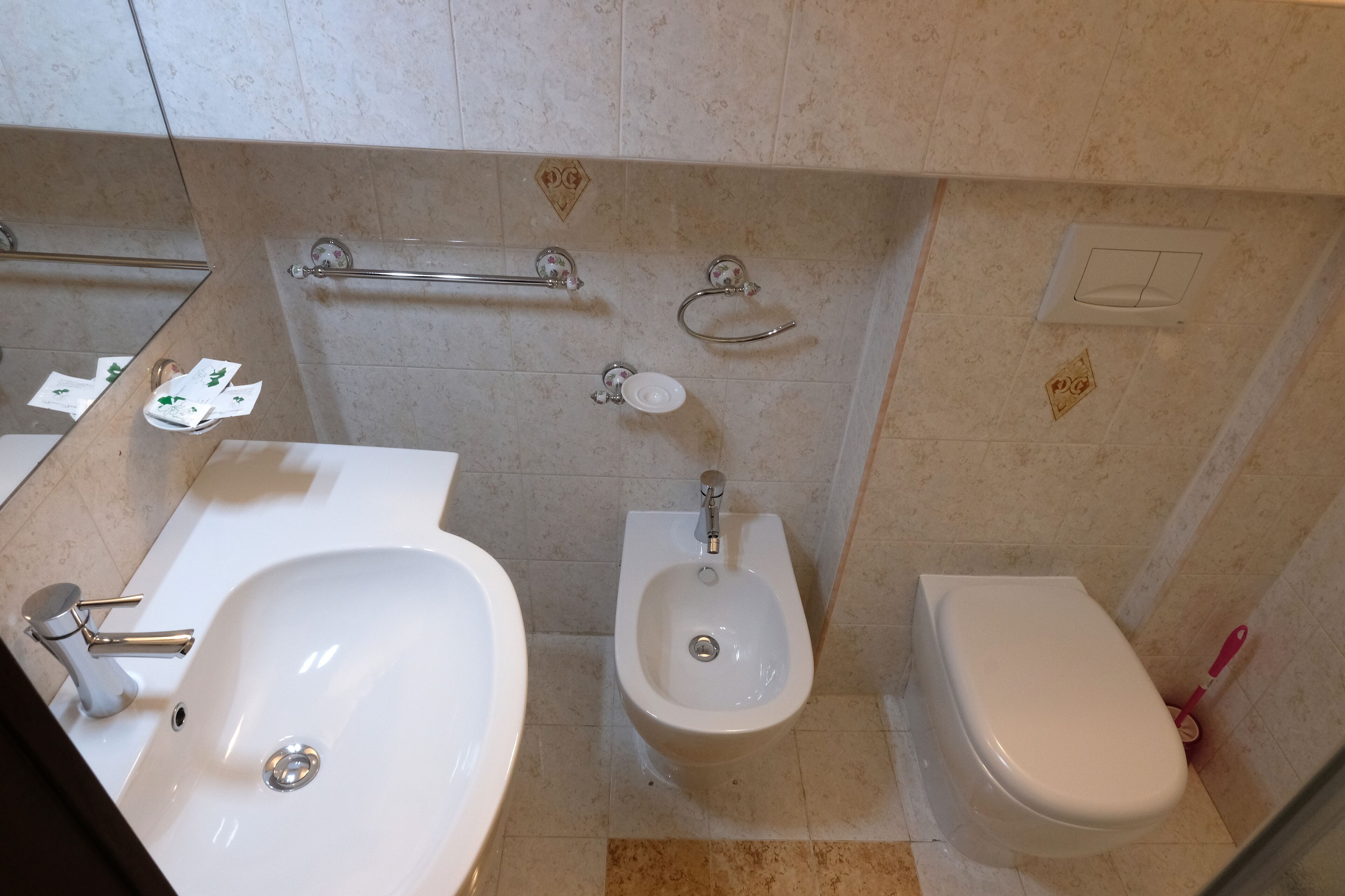 Un baño con lavamanos, bidé e inodoro.