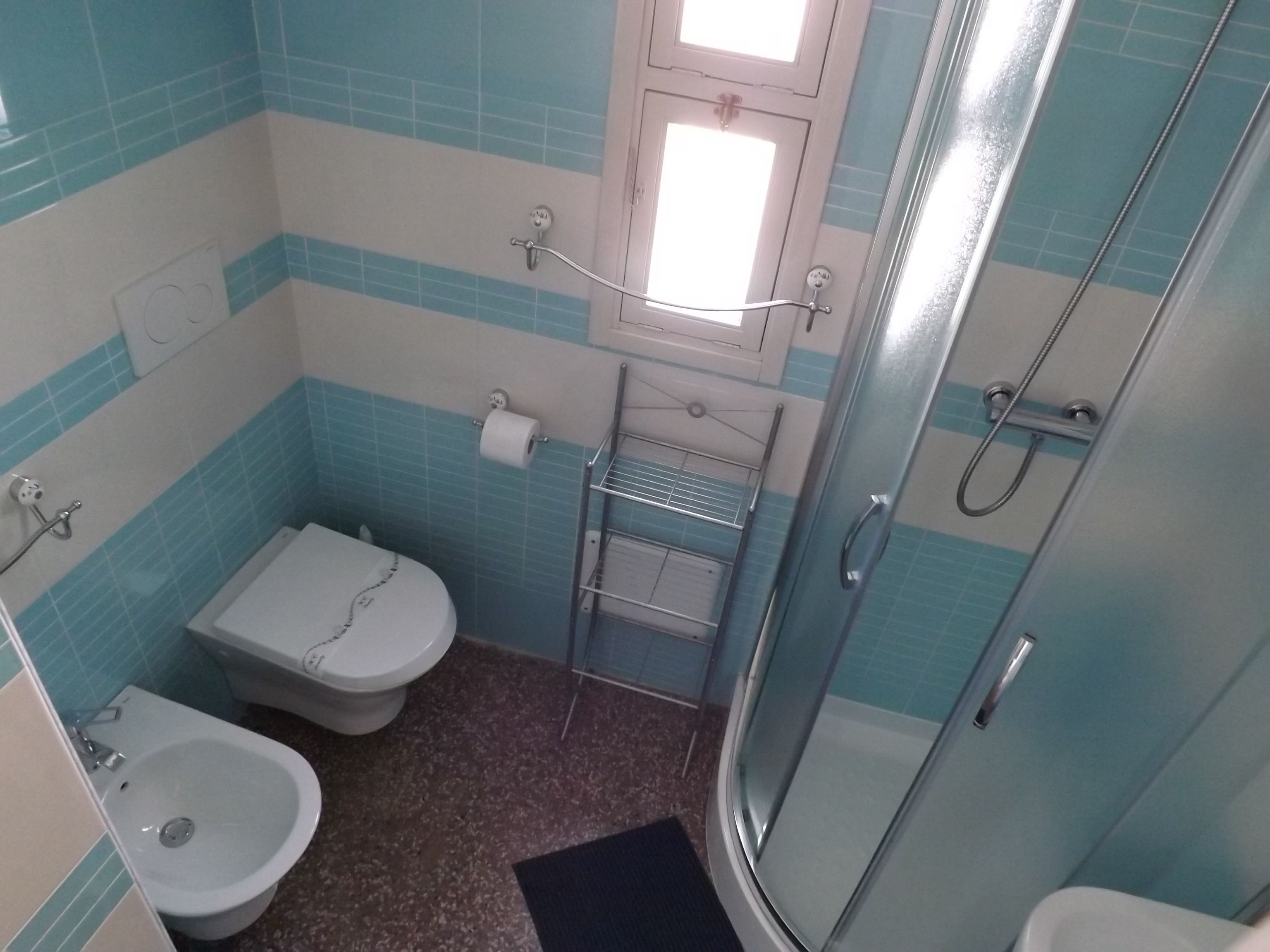 Une salle de bain équipée de toilettes, d’un bidet et d’une douche.