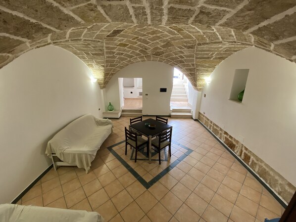 32-inch flat-screen TV with cable channels, TV - B&B Ugento Dimora (Ugento)