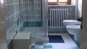 Double Room | Bathroom | Shower, free toiletries, hair dryer, slippers