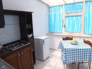 Double Room, Kitchenette | Dapur kecil peribadi | Peti sejuk/penyejuk beku saiz penuh, peti sejuk beku 