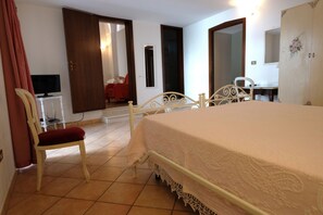 Family Room, 2 Bedrooms, Kitchenette | Peti besi dalam bilik, langsir/tirai gelap terus 