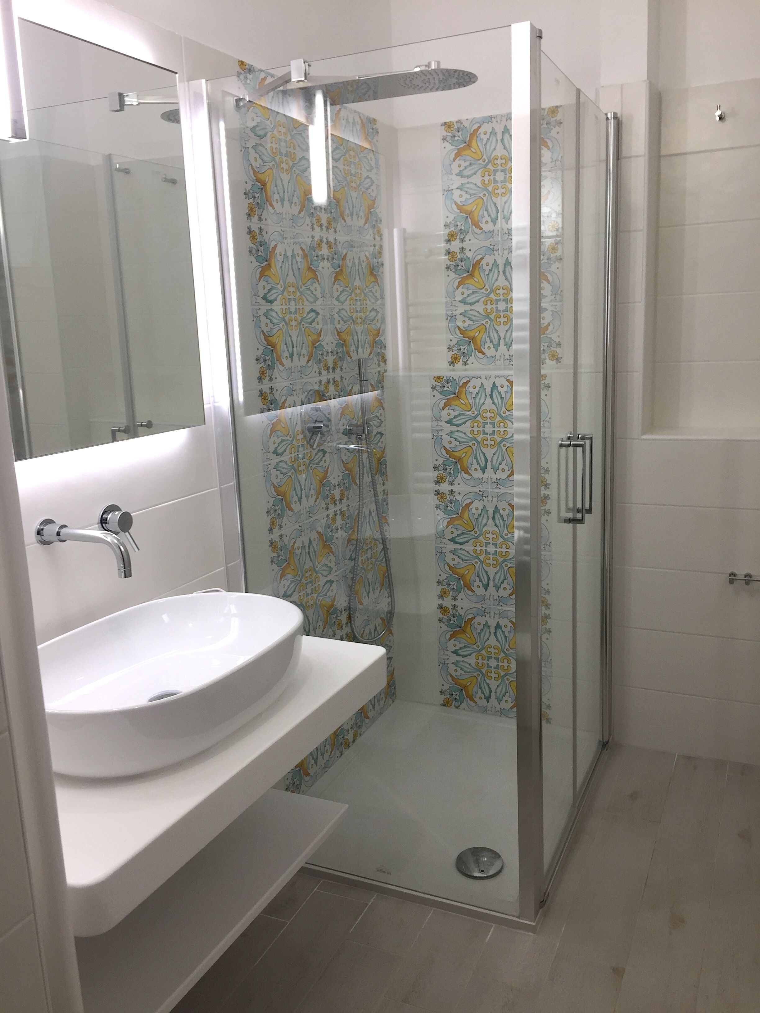 Chambre Double Standard | Salle de bain | Douche, articles de toilette gratuits, sèche-cheveux, chaussons