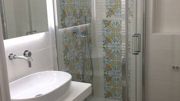 Chambre Double Standard | Salle de bain | Douche, articles de toilette gratuits, sèche-cheveux, chaussons