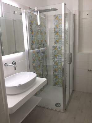 Standard Double Room | Bathroom | Shower, free toiletries, hair dryer, slippers - B&B Ugento Dimora (Ugento)