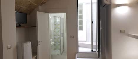 Habitación doble estándar | Caja de seguridad en la habitación y cortinas blackout