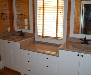 Combined shower/bathtub - Family-friendly, Pier On Intercoastal Waterway, Large Screened-in Porch (Supply)