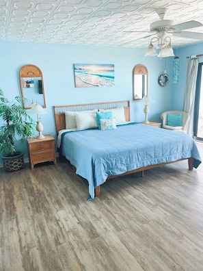 2 habitaciones, escritorio y tabla de planchar con plancha