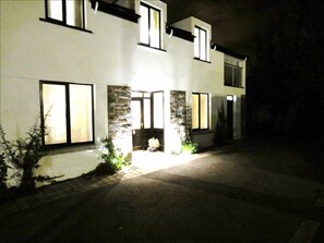 Exterior - Beautiful Townhouse, 3DBr-sleeps 6 Adults. Special & Unique in Galway City! (Galway)
