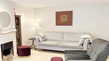 Una Smart TV, una chimenea, libros, una impresora