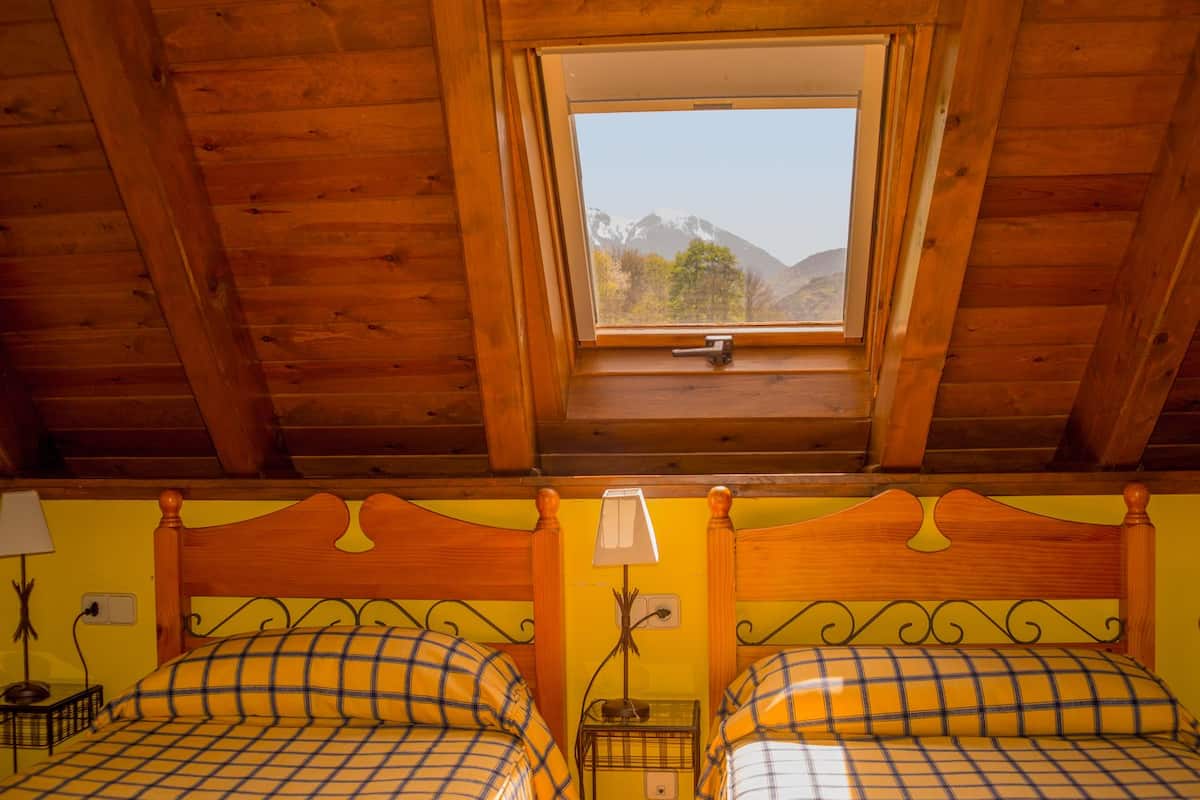 Cunas, camas plegables/adicionales, wifi gratis y ropa de cama 