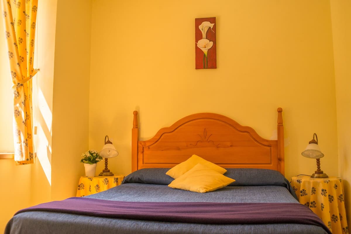 Cunas, camas plegables/adicionales, wifi gratis y ropa de cama 