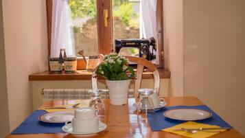 Dagelijks ontbijtbuffet (EUR 6 per persoon)