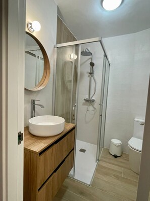 Triple Room | Bathroom | Bathtub, free toiletries, hair dryer, towels - Hotel La Bilbaina (Vegadeo)