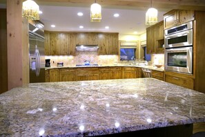 Fridge, microwave, oven, stovetop - Teocalli Creekside / Luxury Home in Town on Coal Creek! Walk to Elk Ave/Hot Tub! (Crested Butte)