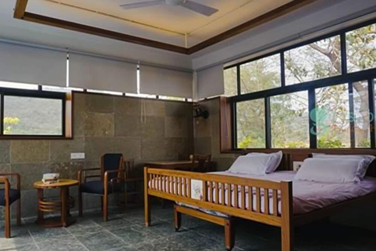 Cottage | Blackout curtains, rollaway beds, bed sheets
