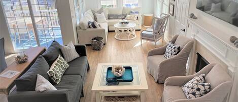 Smart-TV, Videospiele, Tischtennisplatte, Bücher