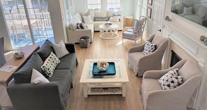 125 yds to beach: Immaculate home w golf cart- elevator & EV Charger