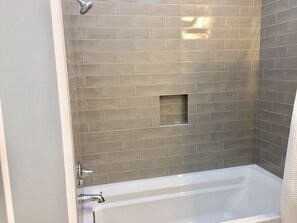 Ensemble douche/baignoire, sèche-cheveux, serviettes fournies, savon