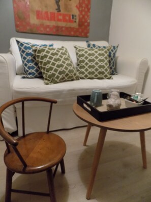 Vierbettzimmer, Mehrere Betten, Nichtraucher | Wohnzimmer | Flachbildfernseher