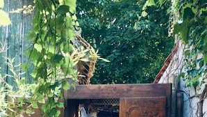 Een houten deur met een bord waarop staat 'Brocade des Plaisirs'.
