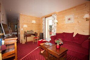 Suíte, vista para a montanha | Sala de estar | TV de tela plana