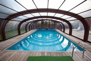 室内游泳池,室外游泳池,09:00 至 20:00 开放, 池畔遮阳伞, 日光浴躺椅