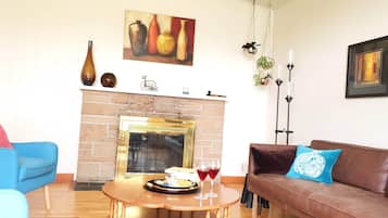 TV connectée, cheminée, livres