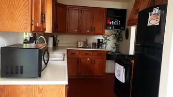 Een koelkast, een magnetron, een oven, een kookplaat