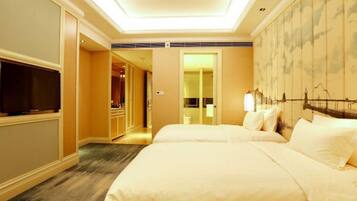 Deluxe Twin | Free minibar items, in-room safe, desk, blackout drapes